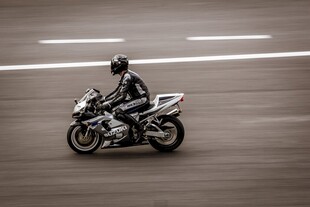 摩托车手赛道飞驰瞬间