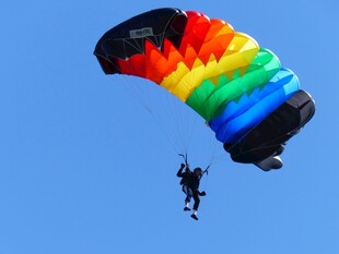 彩虹降落伞空中翱翔