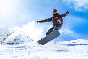 滑雪者空中炫技英姿