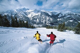 雪山下的双人滑雪之旅