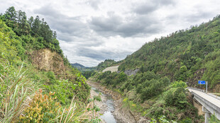 山间蜿蜒公路与葱郁山林