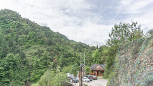 山间公路旁的小屋与绿意