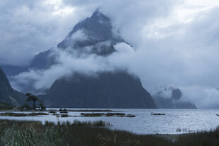 云雾缭绕的壮美山峰