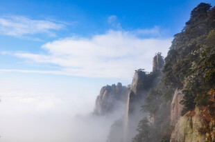 云雾缭绕的壮丽山峰