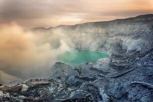 火山口的壮丽自然景观