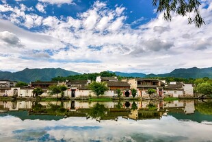 湖畔古村美景倒映水中