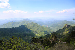 山峦叠翠的壮美自然景观