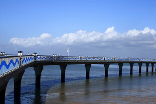 海边长桥风景