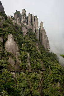 峻峭山峦绿意环绕