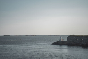 海边远景静谧的海岸风光