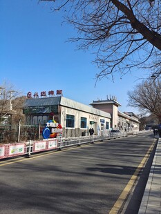街道旁的建筑物