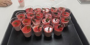 红色果冻杯甜点展示
