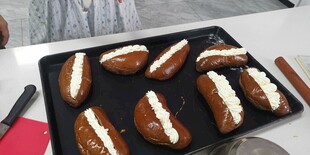 美味夹心糕点整齐摆放