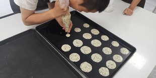 挤面糊制作小点心