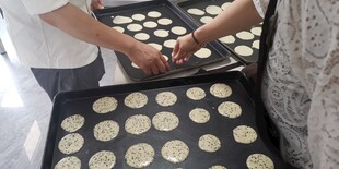 工人制作圆形糕点