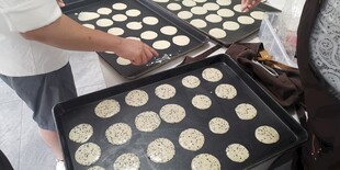 手工制作圆形糕点现场