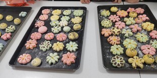 多彩造型饼干整齐摆放