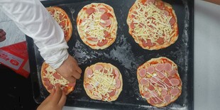 制作美味披萨的温馨瞬间