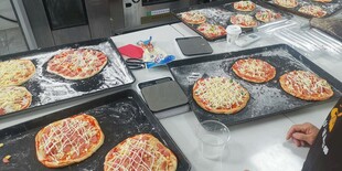 多样美味披萨整齐陈列