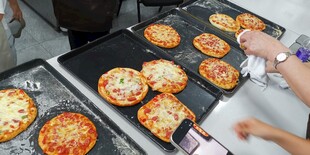 手工制作披萨现场