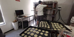 面包房内工人忙碌制作糕点