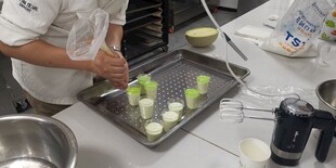 厨师处理食材