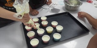 手工制作纸杯蛋糕过程