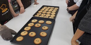 多人围桌制作摆放小糕点