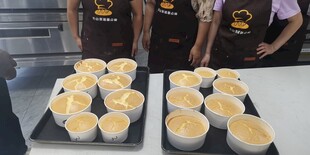 烘焙师面前的美味纸杯蛋糕