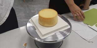 制作中的美味圆形蛋糕