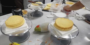 手工制作美味蛋糕过程