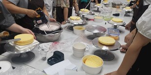 多人参与的手工制作场景