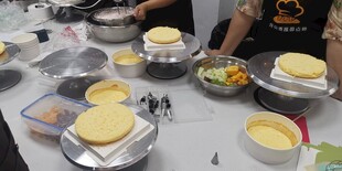 桌上多样烹饪食材与器具