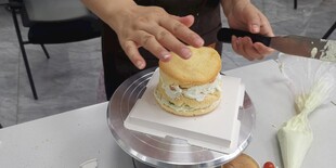 制作汉堡的手部特写