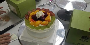 多彩水果装饰精美蛋糕