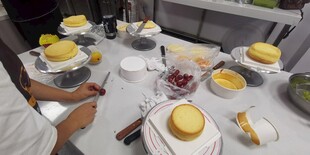 烘焙制作现场的美味蛋糕