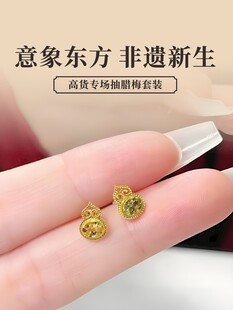 精致金耳钉展示