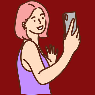 粉发女子开心用手机自拍