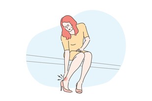 坐着系鞋带的红衣女子