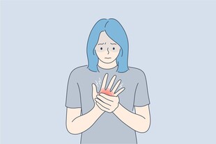 女性双手交握展示姿态