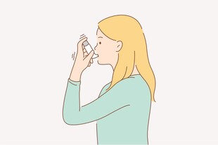 女子手持物品凑近嘴边