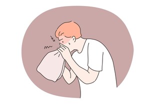 男子擤鼻涕场景
