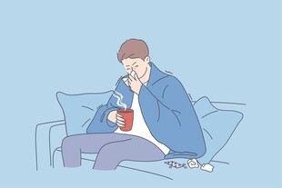 沙发上喝可乐的休闲男子