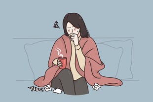 裹毛毯的女子惬意喝咖啡