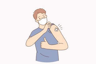 男子接种疫苗竖起大拇指