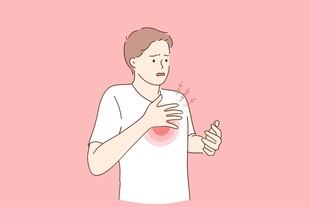 男子手持杯胸口现不适