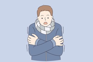 双臂交叉的畏寒男子