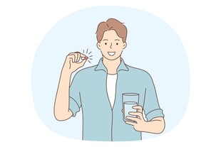 男士手持牙膏牙刷与水杯