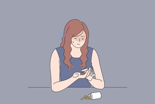 女子专注玩手机