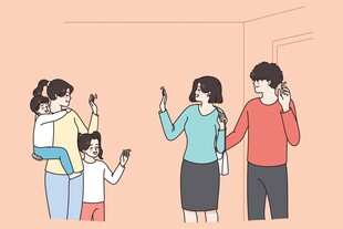 一家人室内各自专注玩手机